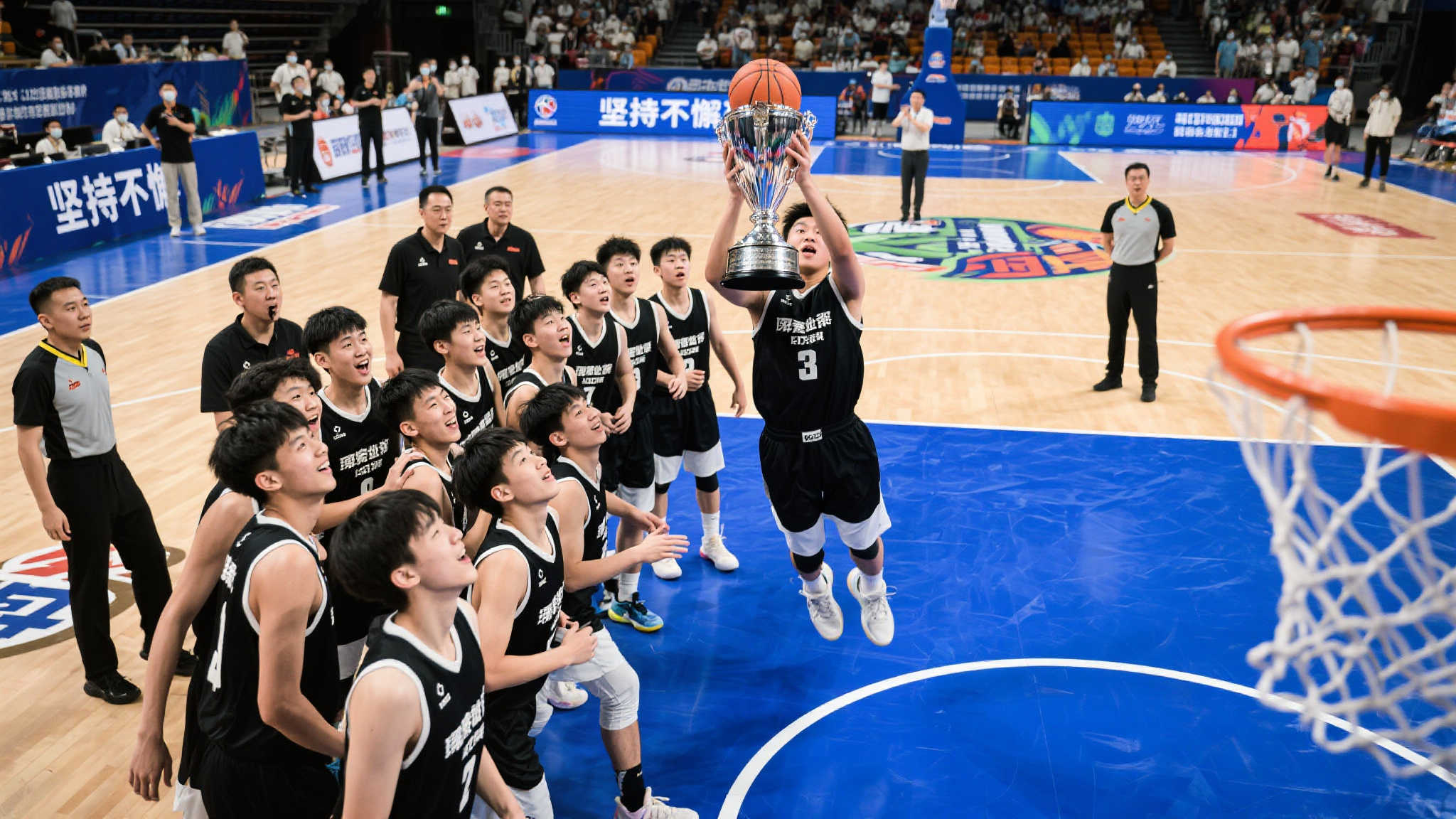 华侨大学勇夺CUBAL全国亚军,全队荣耀登台领取奖杯和奖牌 华侨大学勇夺CUBAL全国亚军,全队荣耀登台领取奖杯和奖牌